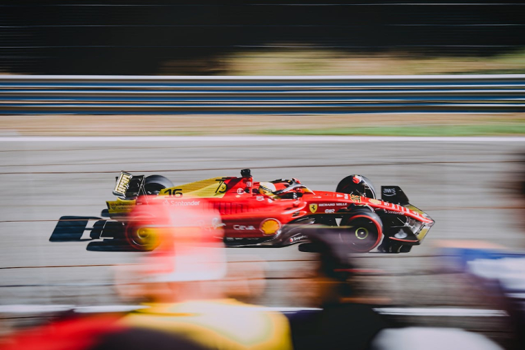 Le pilote de Formule 1 Charles Leclerc lance sa marque de glaces. (Crédits: Pexels - Jenda Kubeš)