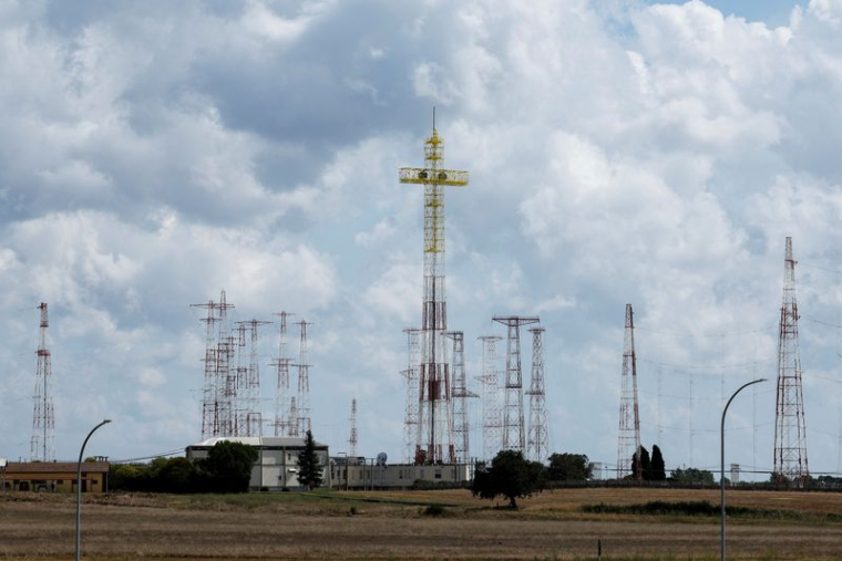 Des antennes de Radio Vatican se dressent dans un champ où le Vatican prévoit de construire une centrale agrivoltaïque à Santa Maria di Galeria.