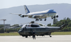 Air Force One transportant le président américain Donald Trump à l'aéroport de Genève le 15 juin 2026 ( POOL / MARTIAL TREZZINI )
