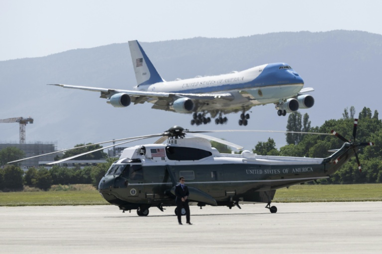 Air Force One transportant le président américain Donald Trump à l'aéroport de Genève le 15 juin 2026 ( POOL / MARTIAL TREZZINI )