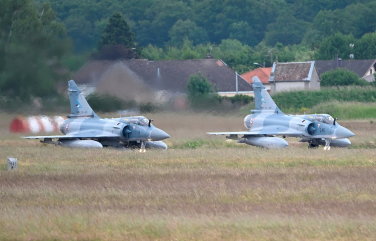 Des Mirage 2000-5F de l'escadron de chasse "Cigognes" 1/2 (EC) se préparent à décoller de la base aérienne 116 de l'armée de l'air française à Luxeuil-les-Bains,  le 27 mai 2025 en Haute-Saône ( AFP / Jean-Christophe VERHAEGEN )