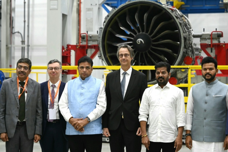 Le directeur général de Safran Olivier Andriès, au centre devant un moteur Leap, à Hyderabad, en Inde, le 26 novembre 2025 ( AFP / NOAH SEELAM )