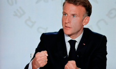 Un écran de contrôle montre le président Emmanuel Macron s'exprimant lors d'une interview accordée à France 2 et TF1 à l'Élysée, le 24 septembre 2026 à Paris ( AFP / Ludovic MARIN )