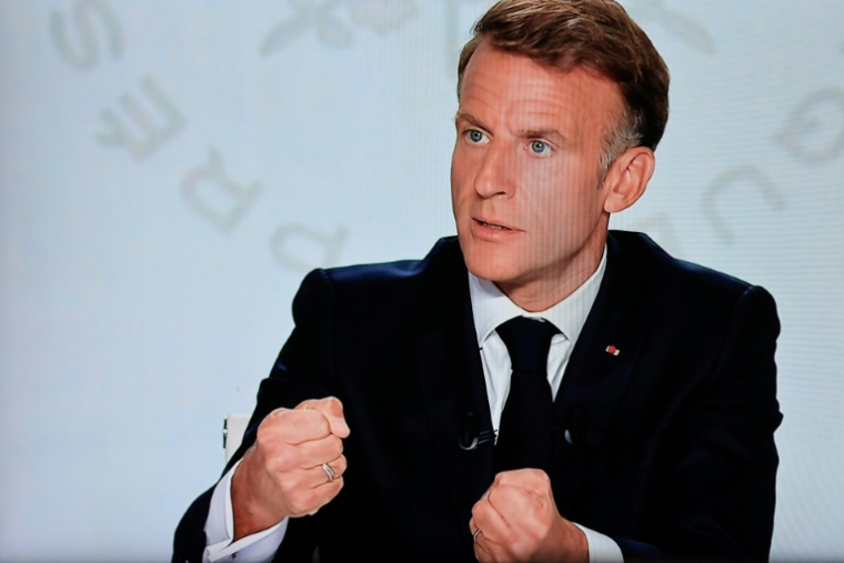 Un écran de contrôle montre le président Emmanuel Macron s'exprimant lors d'une interview accordée à France 2 et TF1 à l'Élysée, le 24 septembre 2026 à Paris ( AFP / Ludovic MARIN )