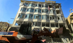 Un bulldozer déblaye des débris et gravats devant un bâtiment endommagé après des bombardements israéliens nocturnes sur la ville de Tyr, dans le sud du Liban, le 16 mai 2026 ( AFP / Kawnat HAJU )