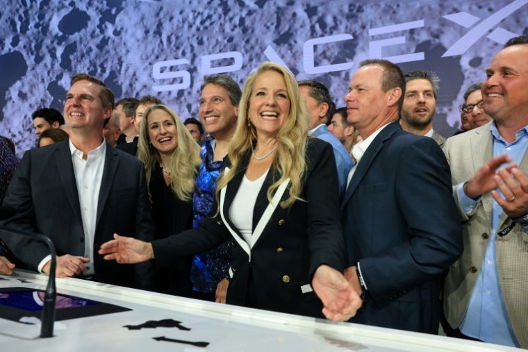 Gwynne Shotwell, numéro 2 de SpaceX, avec d'autres employés et cadres de l'entreprise, après avoir sonné la cloche d'ouverture du Nasdaq, le 12 juin 2026 ( AFP / TIMOTHY A. CLARY )