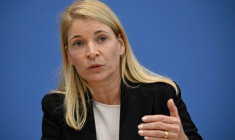Evelyn Palla, nouvelle directrice de la Deutsche Bahn (DB), l'opérateur ferroviaire public allemand, au cours d'une conférence de presse, le 22 septembre 2025 à Berlin ( AFP / Tobias SCHWARZ )
