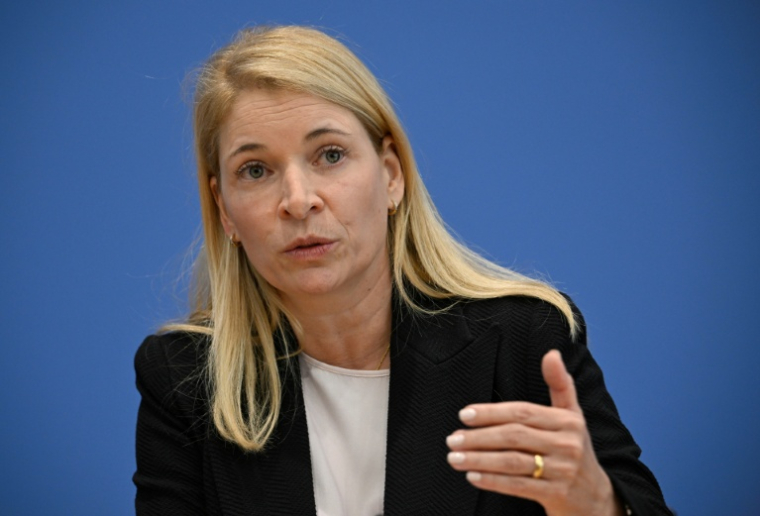 Evelyn Palla, nouvelle directrice de la Deutsche Bahn (DB), l'opérateur ferroviaire public allemand, au cours d'une conférence de presse, le 22 septembre 2025 à Berlin ( AFP / Tobias SCHWARZ )