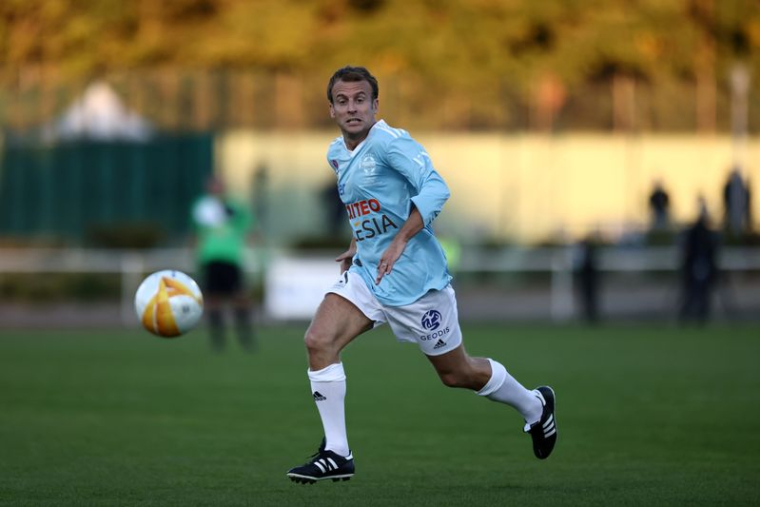 FRANCE: MACRON BUTEUR SUR PENALTY LORS D'UN MATCH DE FOOTBALL DE CHARITÉ