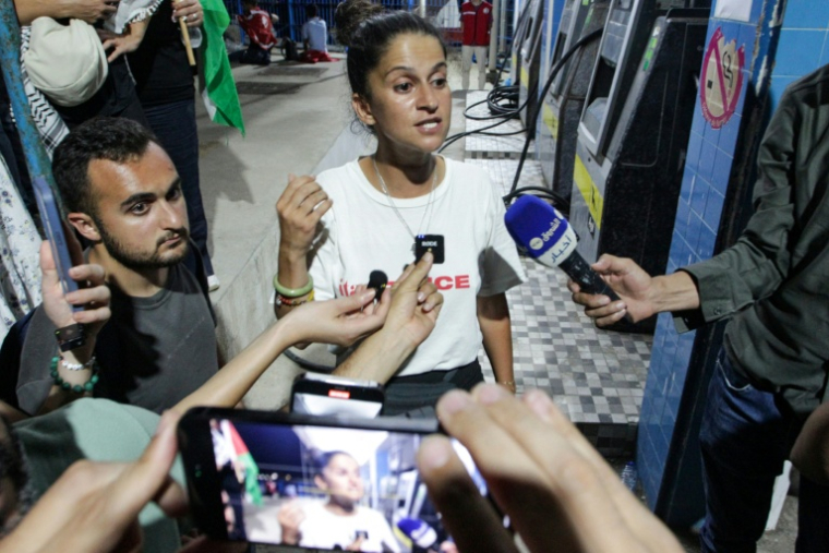 La militante allemande des droits humains Yasemin Acar (au centre) s'adresse aux médias au port de Sidi Bou Saïd, près de Tunis, le 9 septembre 2025 ( AFP / YASSINE MAHJOUB )