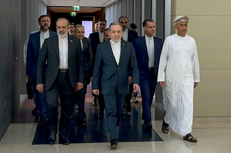 Photo obtenue de la délégation du ministère iranien des Affaires étrangères, le 6 février 2026, montrant le ministre iranien des Affaires étrangères Abbas Araghchi (c) à son arrivée pour des pourparlers avec les Etats-Unis à Mascate, à Oman ( IRAN FOREIGN MINISTRY / - )