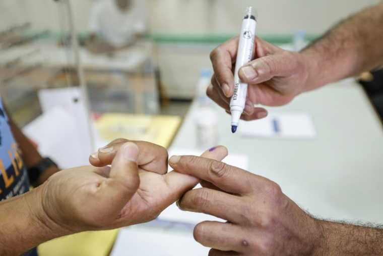 Un homme se fait marquer le doigt après avoir voté lors des élections législatives au Maroc, dans un bureau de vote du quartier des Oudayas à Rabat, le 23 septembre 2026 ( AFP / Abdel Majid BZIOUAT )