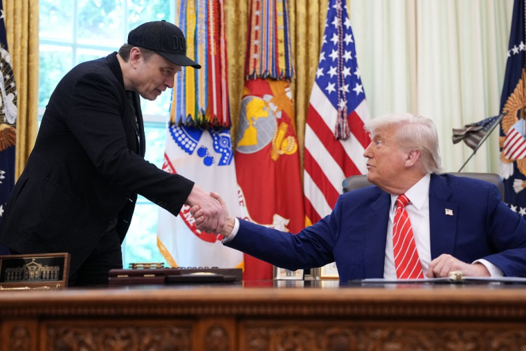 Elon Musk et Donald Trump à Washington, aux États-Unis, le 30 mai 2025. ( GETTY IMAGES NORTH AMERICA / KEVIN DIETSCH )