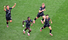 Le capitaine canadien Stephen Eustaquio (à droite) suivi par ses coéquipiers après avoir inscrit dans le temps additionnel le but de la qualification pour les huitièmes de finale de la Coupe du monde. Vainqueurs 1-0 de l'Afrique du Sud le 28 juin 2026 à Los Angeles, les Canucks affronteront au tour suivant les Pays-Bas ou le Maroc ( AFP / Frederic J. Brown )