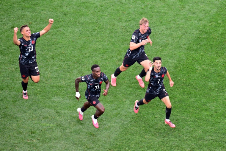 Le capitaine canadien Stephen Eustaquio (à droite) suivi par ses coéquipiers après avoir inscrit dans le temps additionnel le but de la qualification pour les huitièmes de finale de la Coupe du monde. Vainqueurs 1-0 de l'Afrique du Sud le 28 juin 2026 à Los Angeles, les Canucks affronteront au tour suivant les Pays-Bas ou le Maroc ( AFP / Frederic J. Brown )
