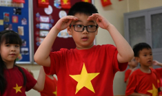 Un écolier suit un cours de français à l'école Doan Thi Diem d'Hanoï, la première de la capitale vietnamienne à avoir introduit le français en primaire, le 29 août 2025 ( AFP / Nhac NGUYEN )
