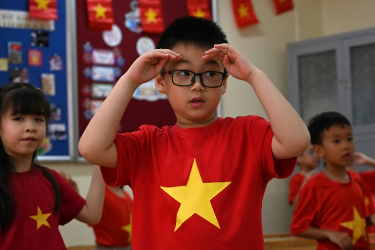 Un écolier suit un cours de français à l'école Doan Thi Diem d'Hanoï, la première de la capitale vietnamienne à avoir introduit le français en primaire, le 29 août 2025 ( AFP / Nhac NGUYEN )