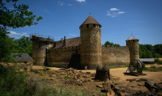Le chantier de construction du château de Guédelon, un château médiéval construit uniquement selon les méthodes du XIIIe siècle, à Treigny, le 23 juin 2025 dans l'Yonne ( AFP / ARNAUD FINISTRE )