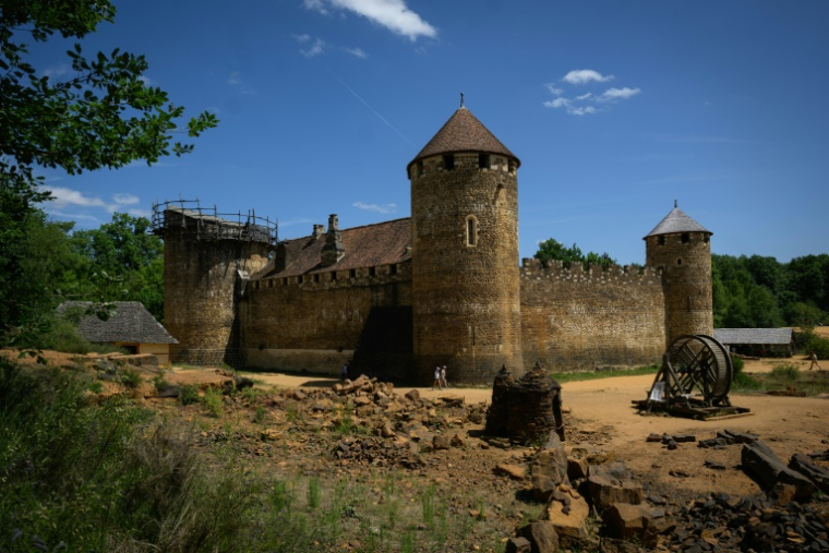 Le chantier de construction du château de Guédelon, un château médiéval construit uniquement selon les méthodes du XIIIe siècle, à Treigny, le 23 juin 2025 dans l'Yonne ( AFP / ARNAUD FINISTRE )