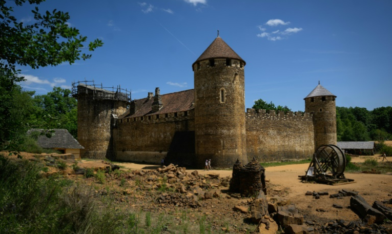Le chantier de construction du château de Guédelon, un château médiéval construit uniquement selon les méthodes du XIIIe siècle, à Treigny, le 23 juin 2025 dans l'Yonne ( AFP / ARNAUD FINISTRE )
