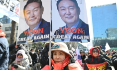 Une partisante de l'ancien président sud-coréen destitué Yoon Suk Yeol devant le tribunal du district central de Séoul, à Séoul, le 19 février 2026 ( AFP / Jung Yeon-je )