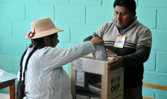 Une femme indigène vote lors de l'élection présidentielle, à La Paz le 17 août 2025.  ( AFP / AIZAR RALDES )
