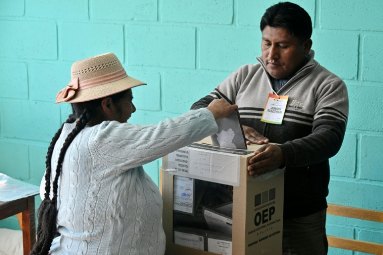 Une femme indigène vote lors de l'élection présidentielle, à La Paz le 17 août 2025. ( AFP / AIZAR RALDES )