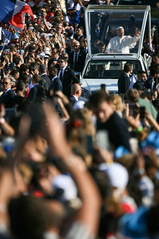 Arrivée du pape Léon XIV pour la messe dominicale célébrée à la Prairie du sanctuaire de Lourdes, le 27 septembre 2026  ( AFP / Lionel BONAVENTURE )
