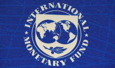 Le logo du Fonds monétaire international (FMI) à Santiago