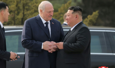 Photo prise le 25 mars 2026 et publiée par l'agence nord-coréenne KCNA le 26 mars, montrant le dirigeant nord-coréen Kim Jong Un (d.) saluant le président bélarusse Alexandre Loukachenko (centre) à la Tour de la Libération, à Pyongyang ( KCNA VIA KNS / STR )