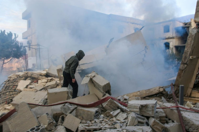 Un homme constate les dégâts sur le site d'une frappe israélienne, dans le sud du Liban, le 4 décembre 2025 ( AFP / Mahmoud ZAYYAT )