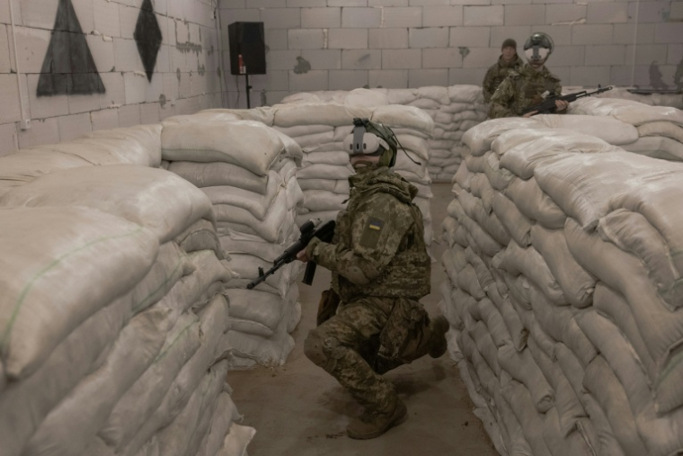 Des recrues ukrainiennes utilisant des casques de réalité virtuelle terminent leur formation militaire de base au centre d'entraînement des forces terrestres ukrainiennes, dans un lieu tenu secret, le 25 mars 2026, en pleine invasion russe de l'Ukraine ( AFP / Roman PILIPEY )