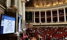 Les résultats partiels du vote des députés visant à lutter contre les phénomènes perturbant la sécurité du quotidien  à l'Assemblée nationale, , le 15 juillet 2026 à Paris    ( AFP / STEPHANE DE SAKUTIN )