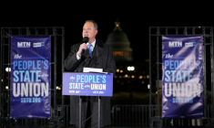 Le sénateur démocrate Adam Schiff lors de la contre-soirée démocrate le 24 février 2026 à Washington ( AFP / Ken Cedeno )