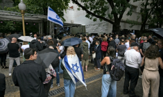 Des personnes assistent à une cérémonie pour commémorer le 34e anniversaire de l'attentat à la bombe contre l'ambassade d'Israël à Buenos Aires, qui a fait 29 morts et 200 blessés, sur la place de l'ambassade d'Israël à Buenos Aires, le 17 mars 2026 ( AFP / JUAN MABROMATA )