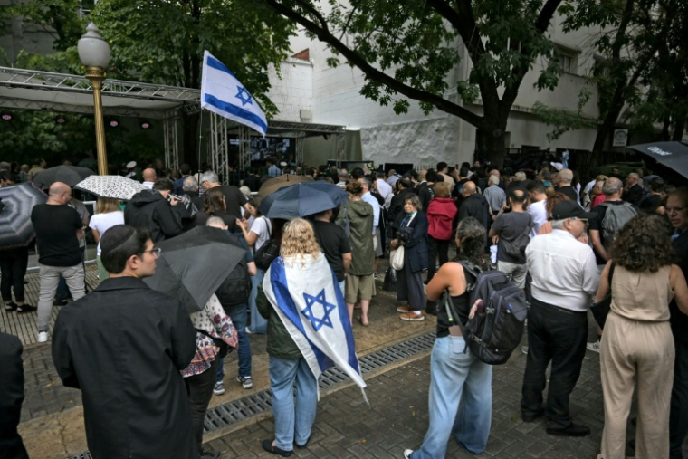 Des personnes assistent à une cérémonie pour commémorer le 34e anniversaire de l'attentat à la bombe contre l'ambassade d'Israël à Buenos Aires, qui a fait 29 morts et 200 blessés, sur la place de l'ambassade d'Israël à Buenos Aires, le 17 mars 2026 ( AFP / JUAN MABROMATA )