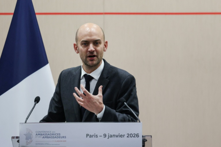 Le chef de la diplomatie française Jean-Noël Barrot s'exprime devant les ambassadeurs français le 9 janvier 2026 à Paris ( POOL / Ludovic MARIN )