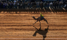Un coureur de dromadaire participe à la "Marree Australasian Camel Cup", qui s'est déroulée dans la ville de Marree, dans l'outback d'Australie-Méridionale, le 27 juin 2026 ( AFP / William WEST )