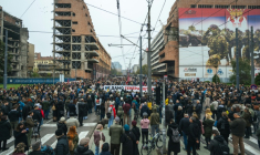 Manifestation à Belgrade contre le projet de destruction d'un état-major de l'armée yougoslave pour permettre la construction d'un hôtel de luxe par Jared Kushner, gendre du président américain Donald Trump, le 11 novembre 2025 en Serbie ( AFP / Andrej ISAKOVIC )