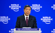 Le vice-Premier ministre chinois He Lifeng à Davos le 20 janvier 2026. ( AFP / FABRICE COFFRINI )