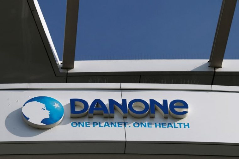 Logo de Danone au siège de l'entreprise à Rueil-Malmaison