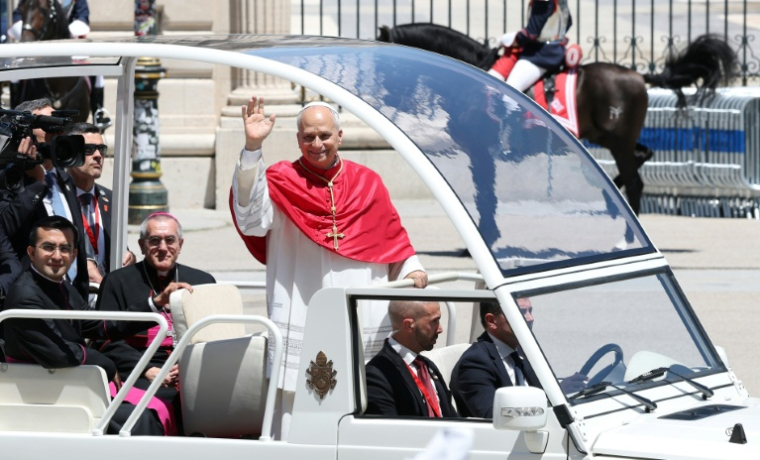 Le pape Léon XIV salue la foule après avoir quitté le palais royal à Madrid, le 6 juin 2026  ( AFP / Pierre-Philippe MARCOU )