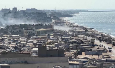 Fumée au-dessus d'Al-Zawayda alors qu'Israël confirme avoir mené des frappes sur Gaza