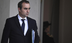 Le Premier ministre Sébastien Lecornu quitte le Conseil des ministres où il a présenté le projet de Budget 2026. A l'Elysée, le 14 octobre 2025 ( AFP / JULIEN DE ROSA )