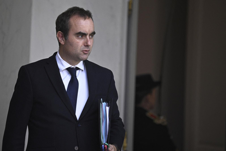 Le Premier ministre Sébastien Lecornu quitte le Conseil des ministres où il a présenté le projet de Budget 2026. A l'Elysée, le 14 octobre 2025 ( AFP / JULIEN DE ROSA )