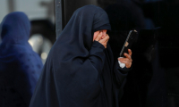 Une Iranienne en larmes après avoir été informée de la mort d'un proche dans une frappe israélienne, à Karabal, le 17 juin 2025 ( AFP / AHMAD AL-RUBAYE )