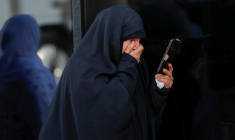 Une Iranienne en larmes après avoir été informée de la mort d'un proche dans une frappe israélienne, à Karabal, le 17 juin 2025 ( AFP / AHMAD AL-RUBAYE )