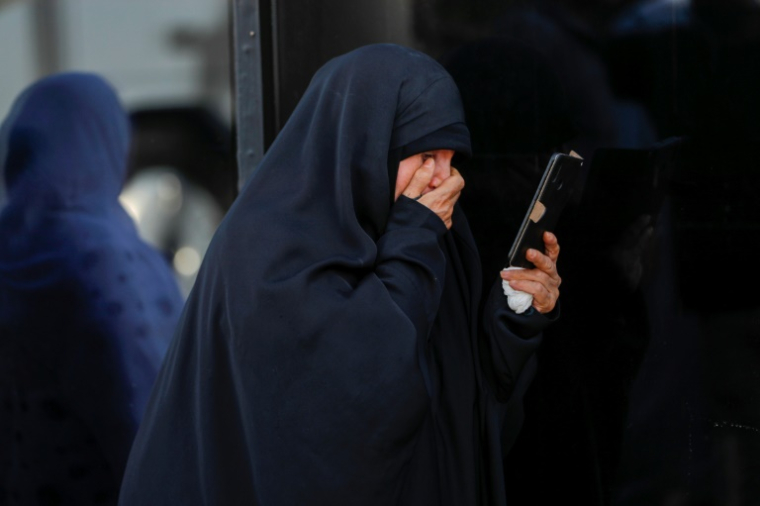Une Iranienne en larmes après avoir été informée de la mort d'un proche dans une frappe israélienne, à Karabal, le 17 juin 2025 ( AFP / AHMAD AL-RUBAYE )