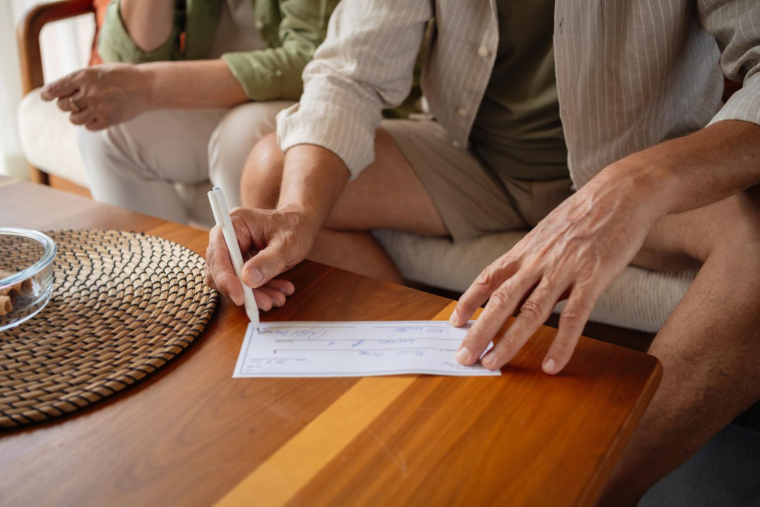 Donner de son vivant: utiliser dons, démembrement ou usufruit temporaire pour conjuguer générosité, avantages fiscaux et stratégie de transmission patrimoniale. ( crédit photo : Getty Images )