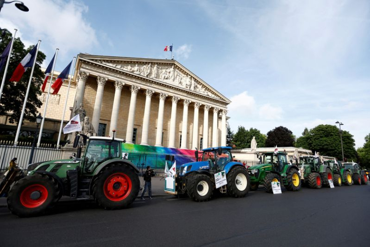 Les agriculteurs français manifestent devant l'Assemblée Nationale à Paris